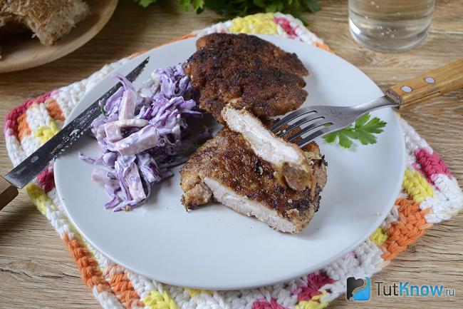 Отбивные из куриных бёдрышек на тарелке