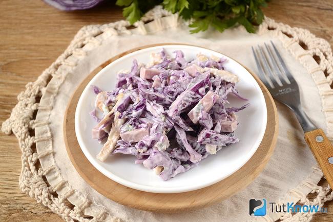 Готовый салат в тарелке