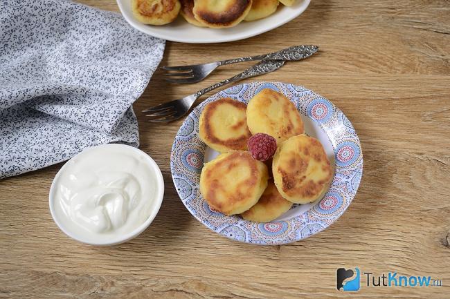 Готовые сырники с кукурузной мукой на тарелке