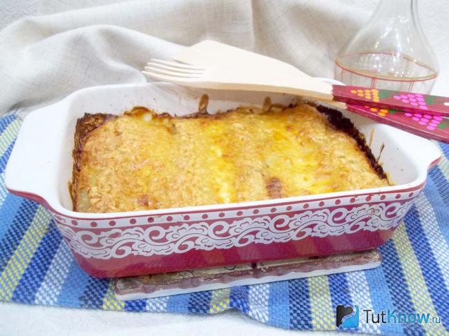 Готовые фаршированные макароны мясом под соусом