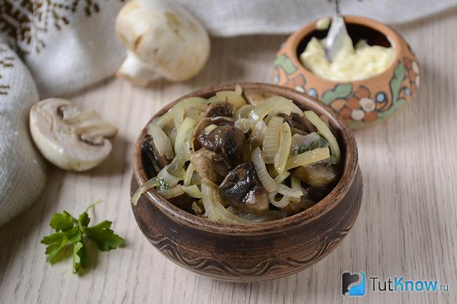 Жареные грибы с луком готовы на столе