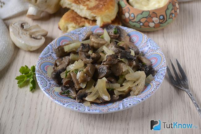 Жареные шампиньоны с луком из мультиварки в тарелке