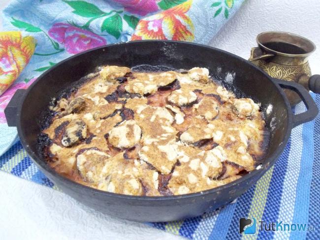 Готовая выпечка со сливами