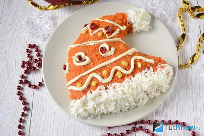 Готовый салат с курицей и грибами в виде «Шапки Деда Мороза»