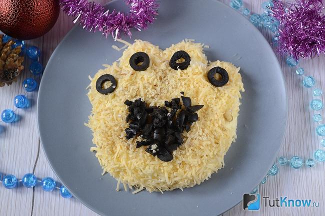 Салат в виде лапы собаки с сыром и яблоком