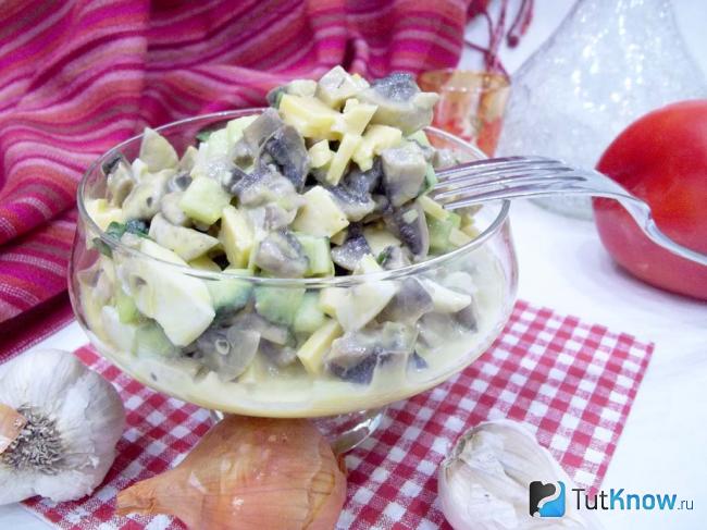 Готовый салат с грибами и сыром