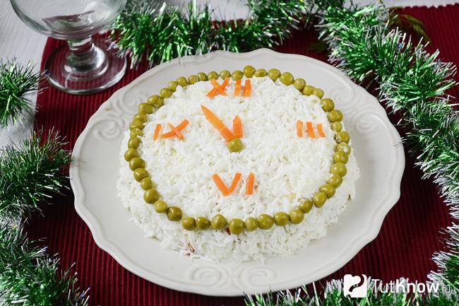 Новогодний салат Часы на праздничном столе