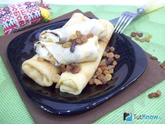 Готовые блины с творогом и изюмом