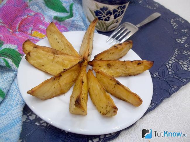 Готовый картофель, запеченный со специями
