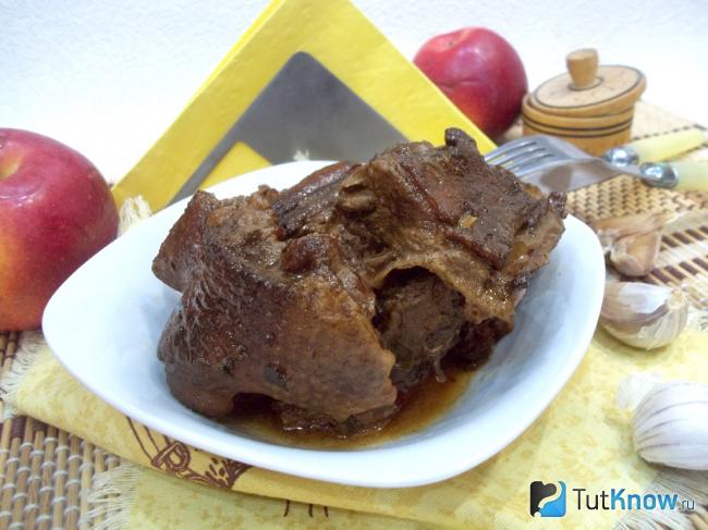 Готовая рождественская утка тушеная кусочками в духовке