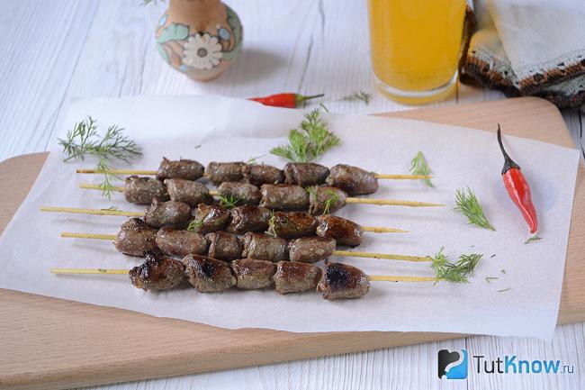 куриные сердечки на шпажках на сковороде рецепт с фото пошагово. 1511550359 kurinye serdechki na shpazhkah v soevom souse. куриные сердечки на шпажках на сковороде рецепт с фото пошагово фото. куриные сердечки на шпажках на сковороде рецепт с фото пошагово-1511550359 kurinye serdechki na shpazhkah v soevom souse. картинка куриные сердечки на шпажках на сковороде рецепт с фото пошагово. картинка 1511550359 kurinye serdechki na shpazhkah v soevom souse. А готовили Вы когда-либо шашлычок, да не простой, а из субпродуктов? Я готовлю часто и давно, все друзья и знакомые уже «подсели» на такую закуску и практически все остаются в восторге если пробуют впервые. Это блюдо очень простое, готовится буквально на раз-два, только единственное нужно время для маринования.