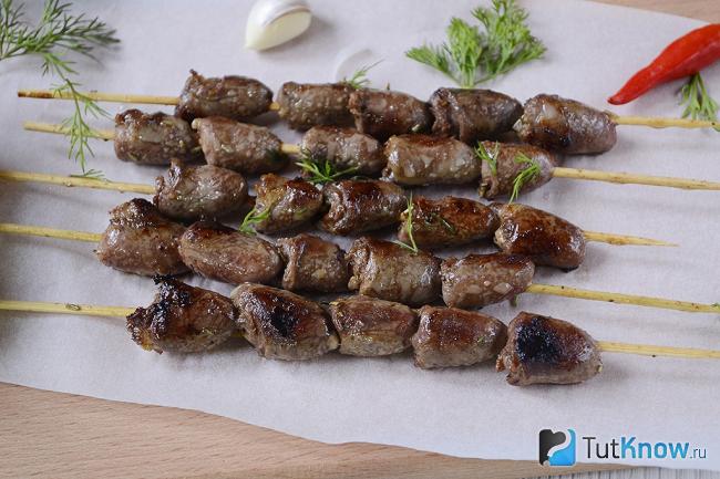 куриные сердечки на шпажках на сковороде рецепт с фото пошагово. 1511550375 4. куриные сердечки на шпажках на сковороде рецепт с фото пошагово фото. куриные сердечки на шпажках на сковороде рецепт с фото пошагово-1511550375 4. картинка куриные сердечки на шпажках на сковороде рецепт с фото пошагово. картинка 1511550375 4. А готовили Вы когда-либо шашлычок, да не простой, а из субпродуктов? Я готовлю часто и давно, все друзья и знакомые уже «подсели» на такую закуску и практически все остаются в восторге если пробуют впервые. Это блюдо очень простое, готовится буквально на раз-два, только единственное нужно время для маринования.