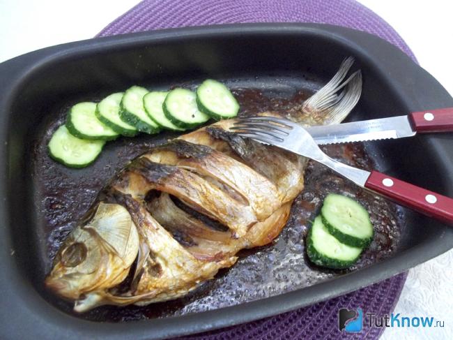 Готовый карась запеченный в духовке
