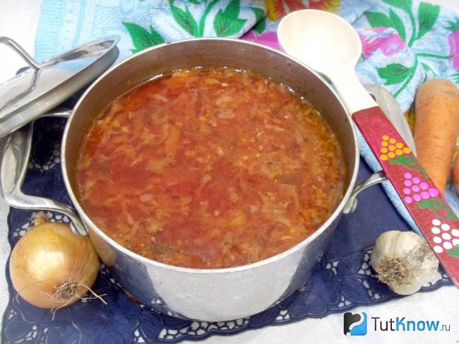 Готовый красный борщ