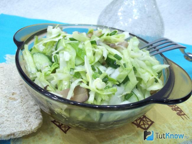 Готовый салат из свежей капусты с маринованными грибами