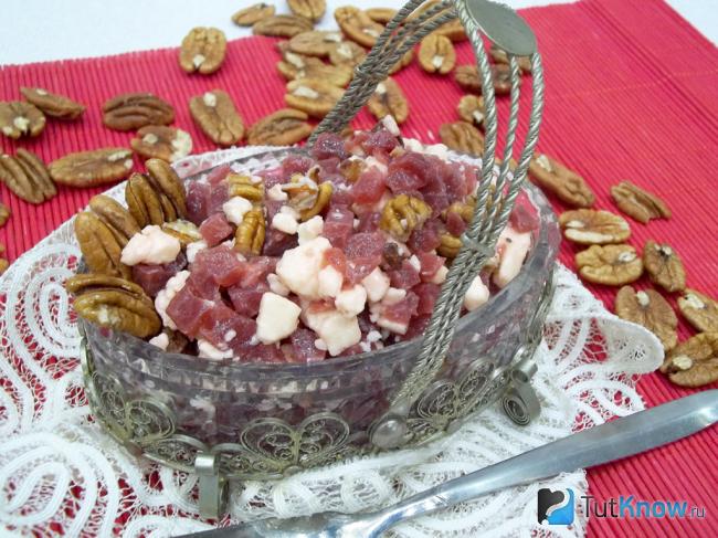 Готовый салат из свеклы, мягкого сыра и орехов