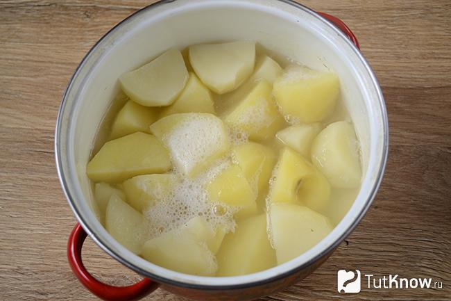 Картофель в кастрюле отвариваем