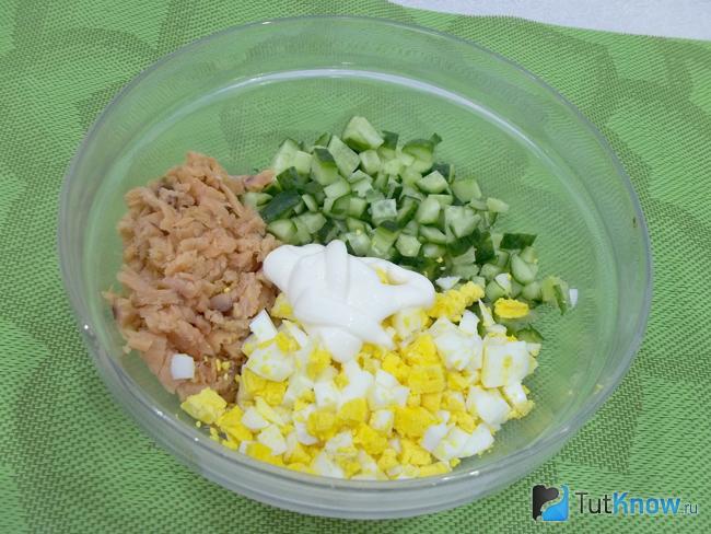 Продукты соединены и заправлены майонезом