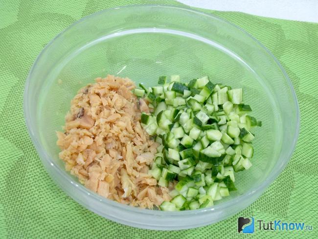 Мясо лосося снято с хребтов и нарезано. Огурцы нарезаны