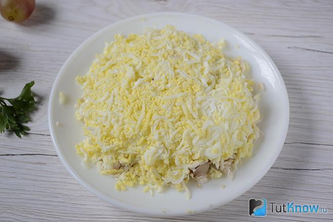 Салат, обсыпанный вареными яйцами