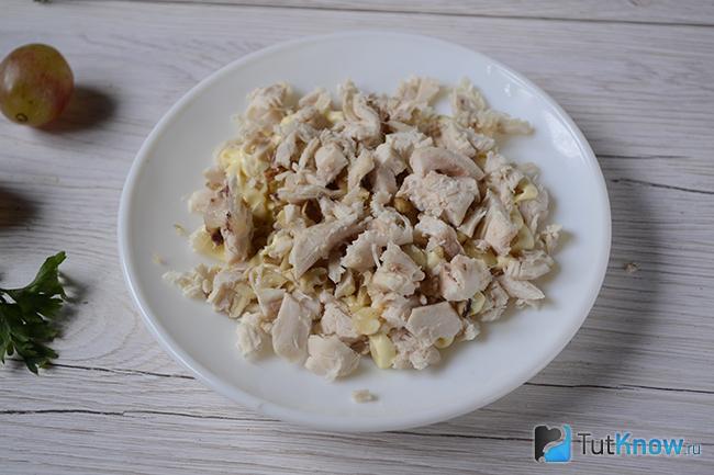 Слой куриного филе и майонезная сетка