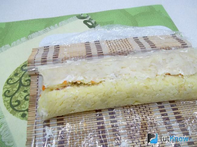 Продукты свернуты рулетом