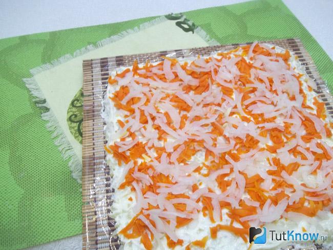 На морковь выложен репчатый лук