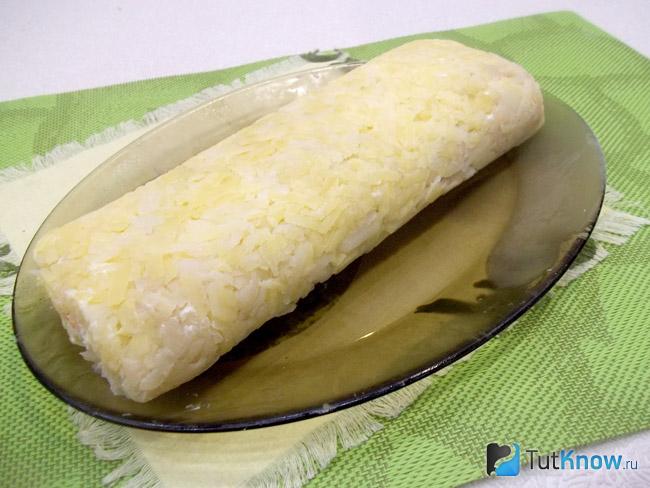 Рулет выложен на блюдо