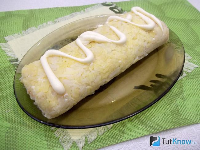 На рулет нанесен майонез