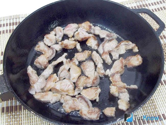 Мясо жарится