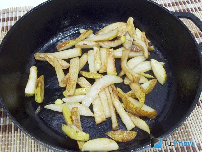 Яблоки с грушами жарятся