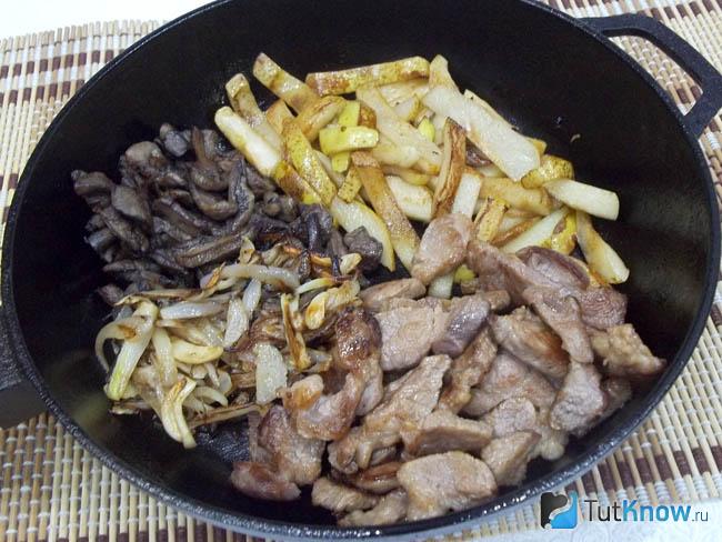 Продукты соединены, заправлены соусом и перемешаны