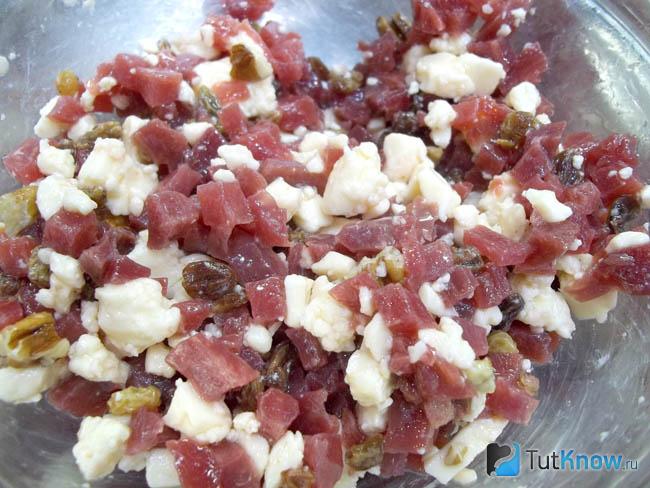 Продукты заправлены соусом и перемешаны