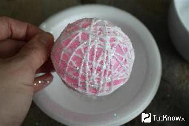 Самодельная ёлочная игрушка в форме шара