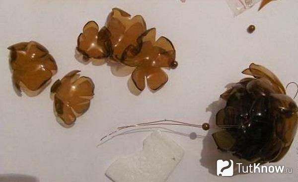 Начало создания шишки из пластиковой бутылки