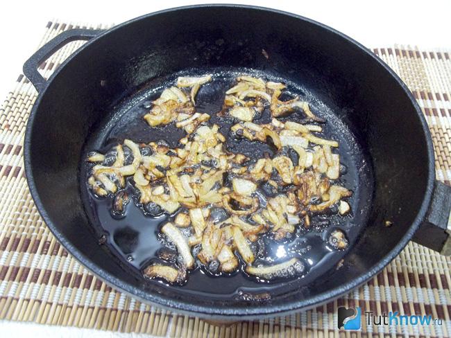 Лук жарится