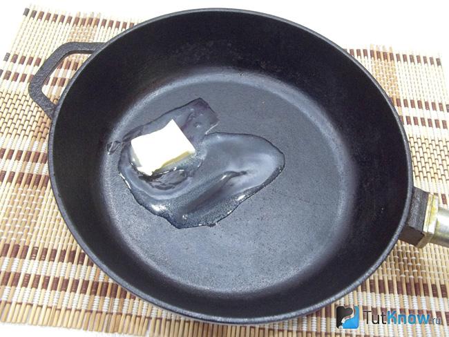 Масло топится в сковороде