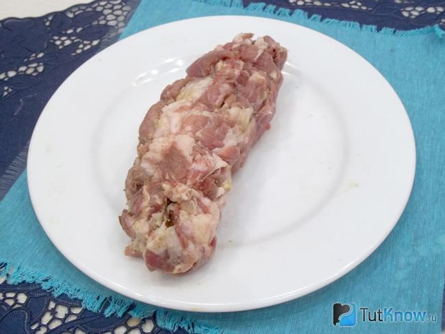 Мясо свернуто рулетом