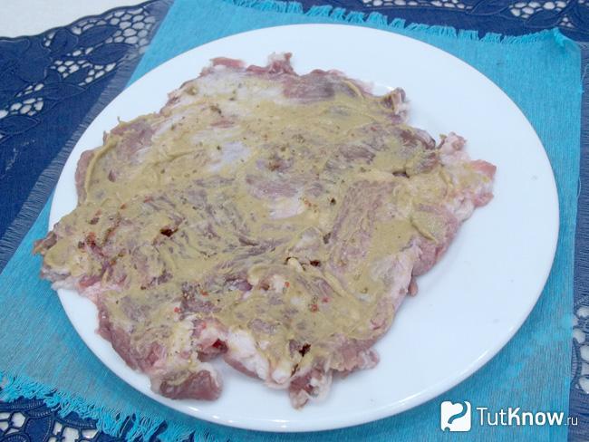 Мясо разрезано пластом и смазано горчицей