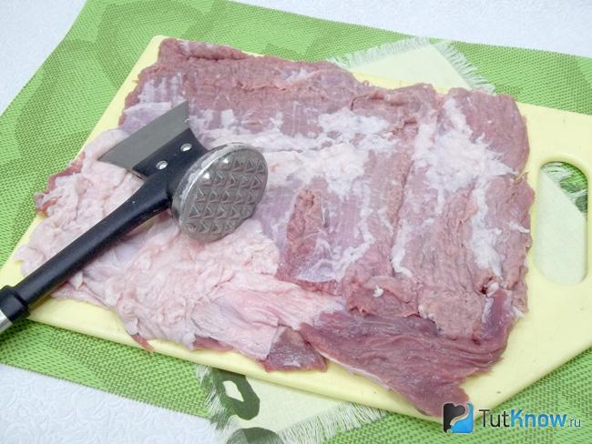 Мясо разрезано пластом