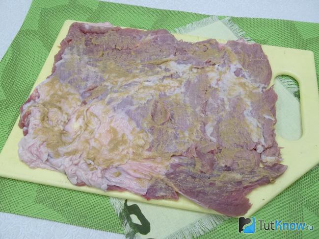 Мясо смазано горчицей