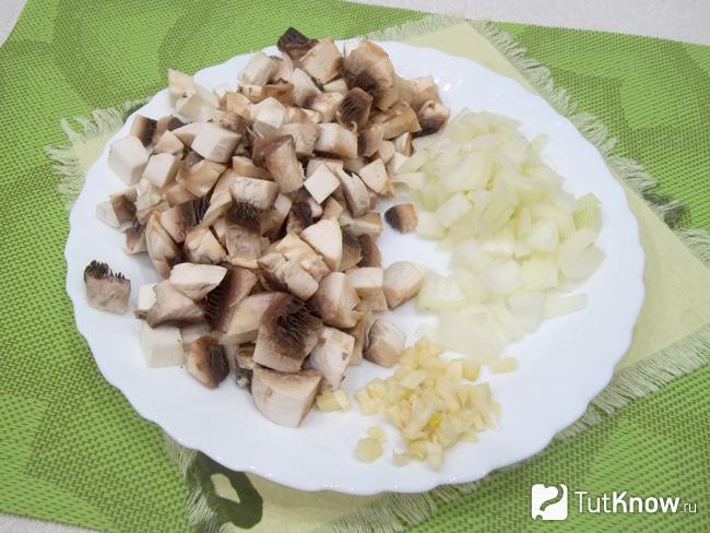 Грибы и лук нарезаны