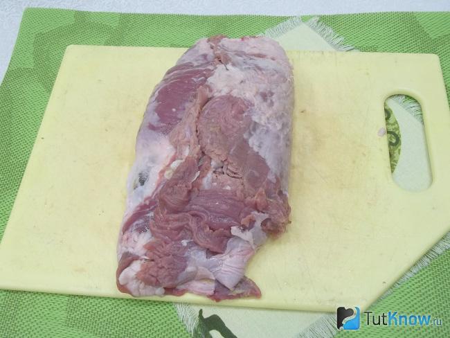 Мясо свернуто рулетом
