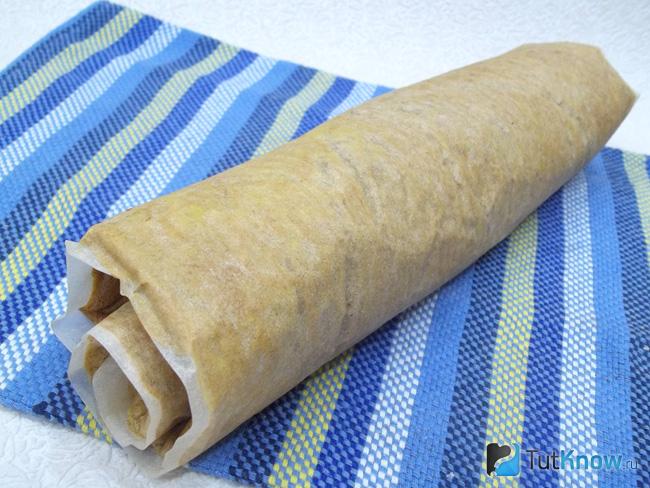 Испеченный корж свернут рулетом