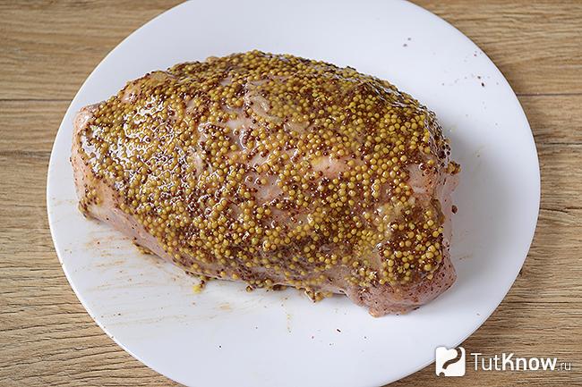 Обмазываем мясо французской горчицей