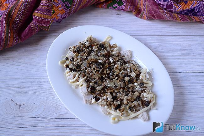 Слой грибов с луком