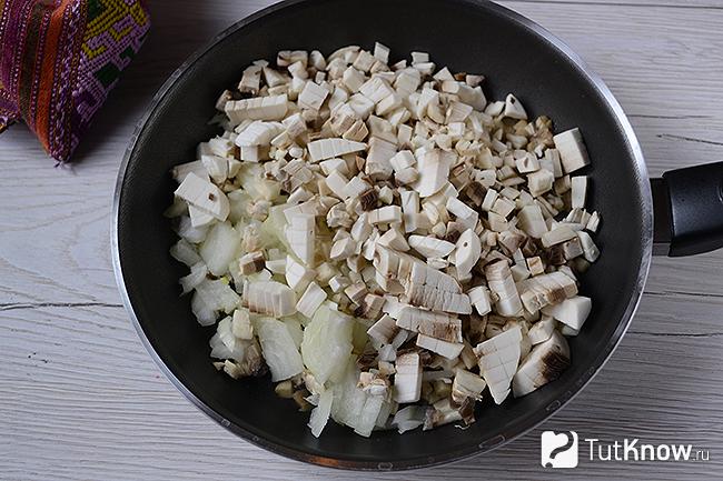 Грибы с луком на сковородке