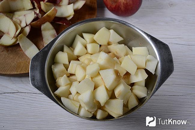 Кусочки почищенных и порезанных яблок