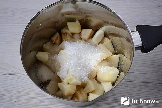 Яблоки с сахаром в сотейнике