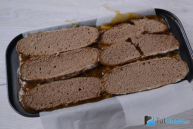 Уложенные пряники поверх торта в форме